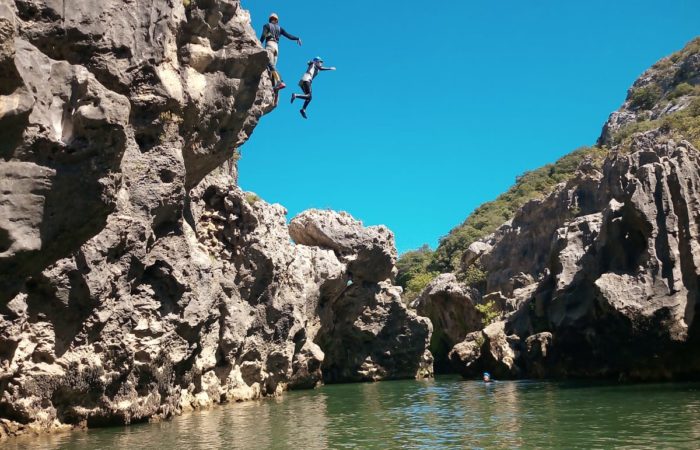 Saut dans une piscine naturelle sur les parcours hydrospeed du canyon du diable