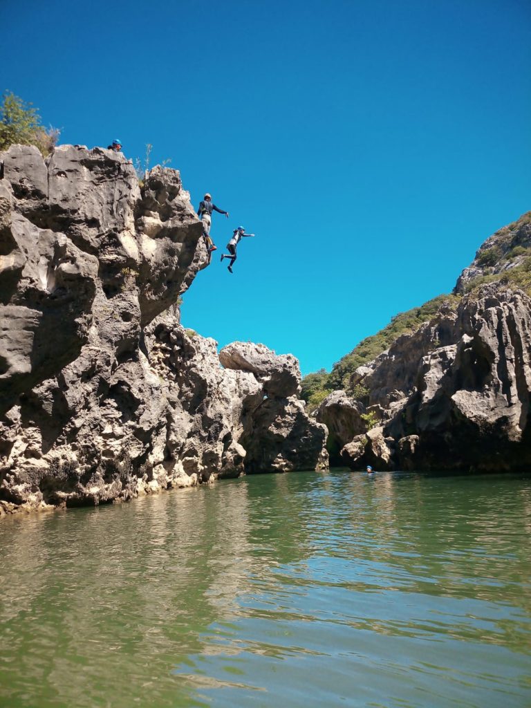 Saut dans une piscine naturelle sur les parcours hydrospeed du canyon du diable