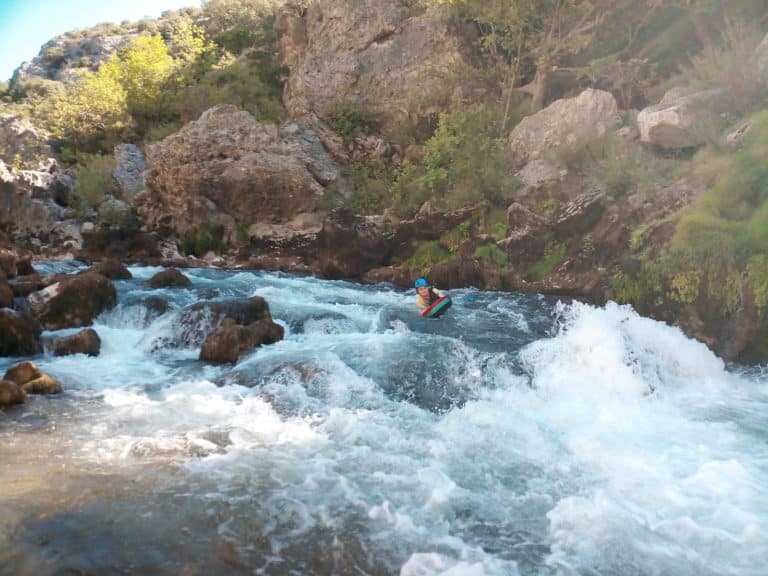 Passage sportif en hydrospeed dans le canyon du diable