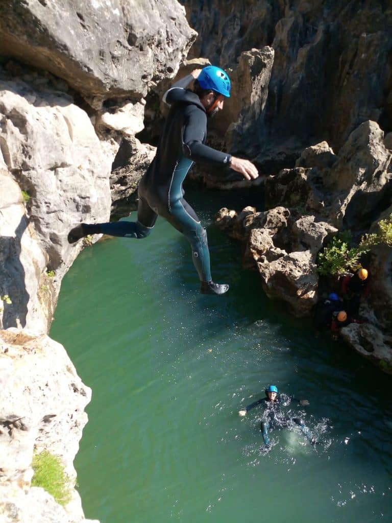 Saut dans le parcours hydrospeed dans le canyon du diable