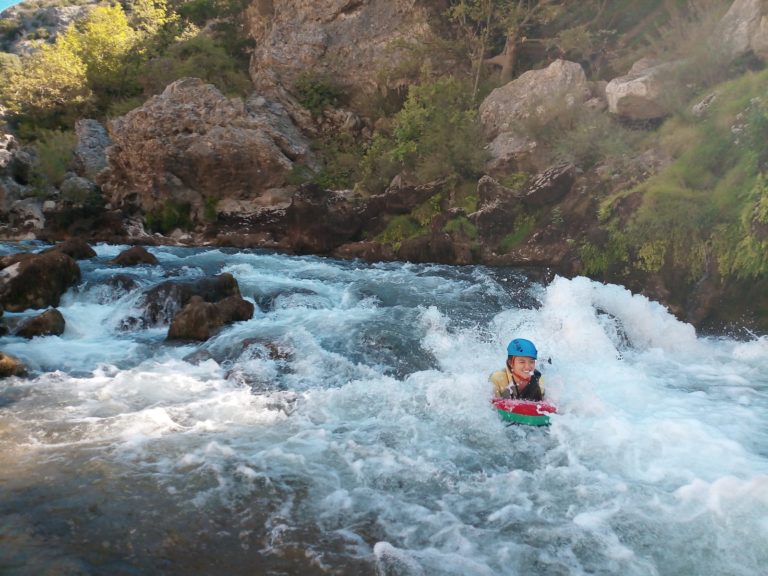 Femme en eau vive sur le parcours hydrospeed du canyon du diable