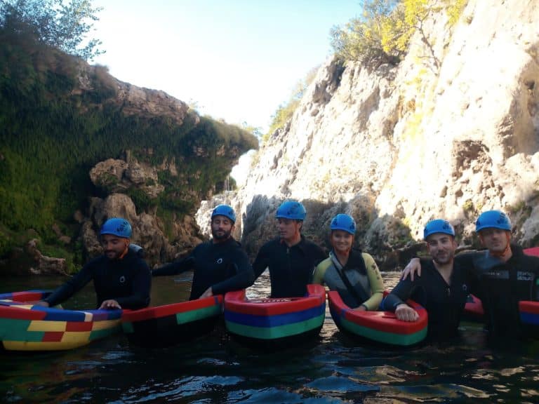 Groupe de personnes au départ du parcours d'hydrospeed du canyon du diable