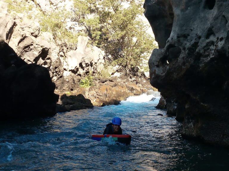 Une femme en hydrospeed dans les gorges du diable