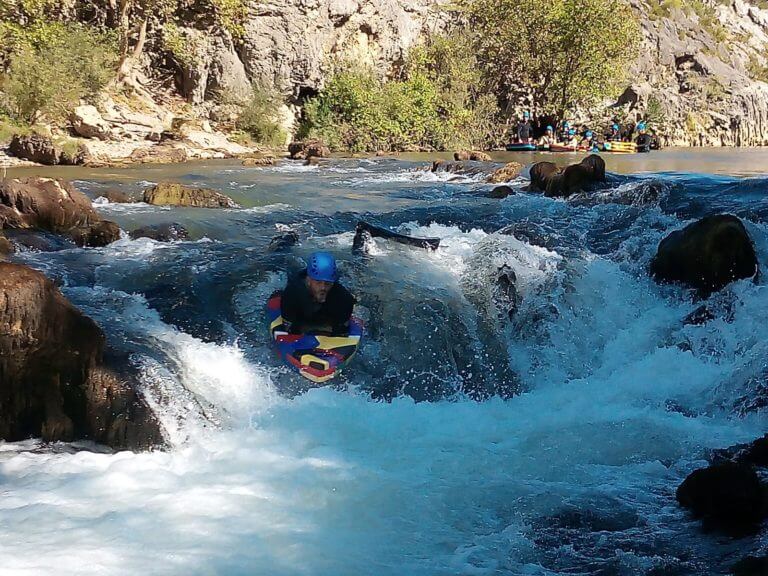 Une homme en hydrospeed dans le canyon du diable