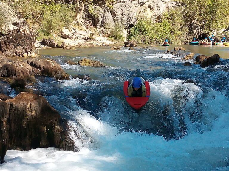 Rapide dans le parcours d'hydrospeed des gorges du diable