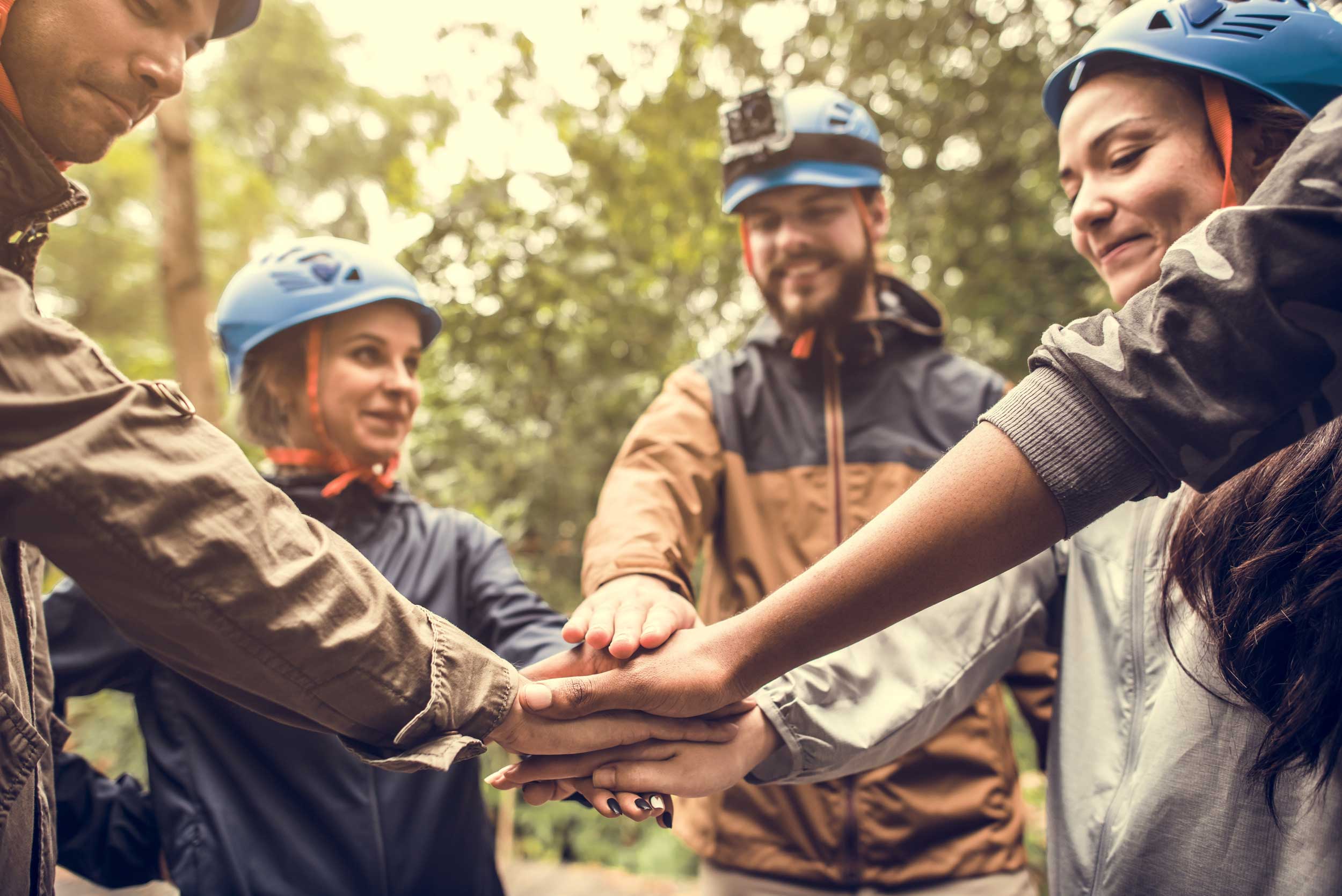 Groupe de personne en incentive avec le Bureau des moniteurs