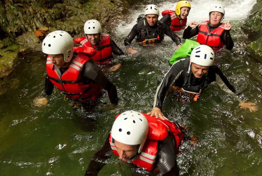 Equipe de personnes lors d'un team building en canyoning