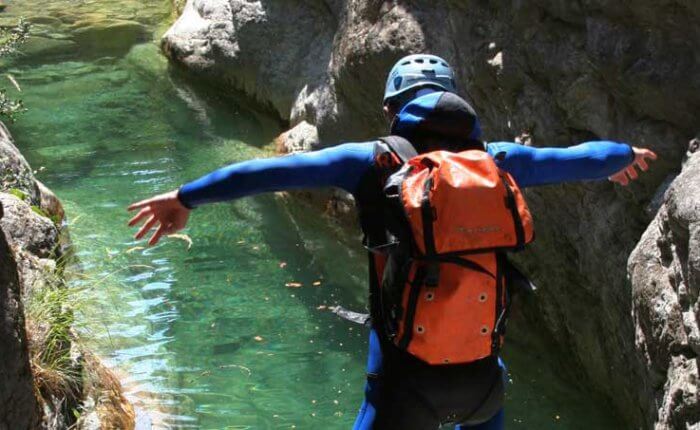 Saut sur un parcours de canyoning près de Montpellier