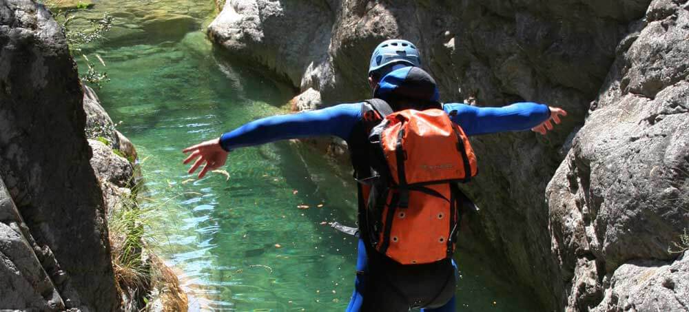 Saut sur un parcours de canyoning près de Montpellier